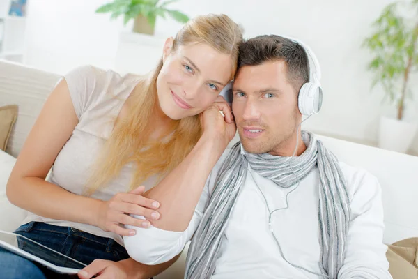 Casal ouvindo em fones de ouvido — Fotografia de Stock