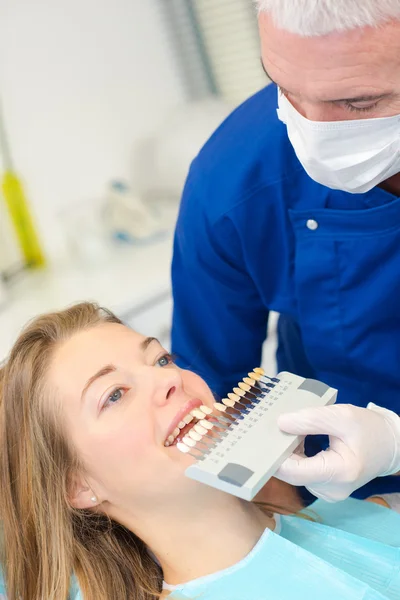 Encontrar la sombra adecuada para blanquear los dientes — Foto de Stock