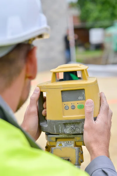 Surveyor lining up his equipment — Stock Photo, Image