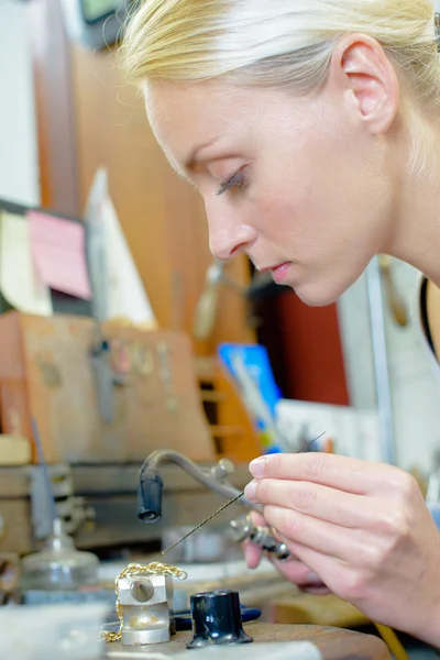 Jeweler repairing chain — Stock Photo, Image