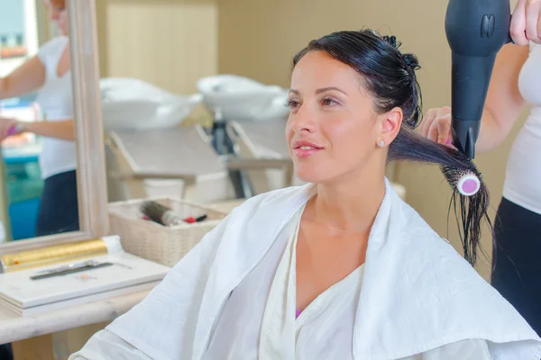 Séchage des cheveux d'un client — Photo