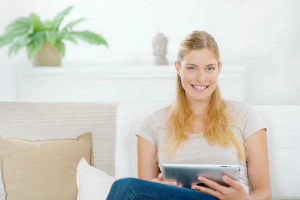 Frau benutzt Tablet-Computer — Stockfoto