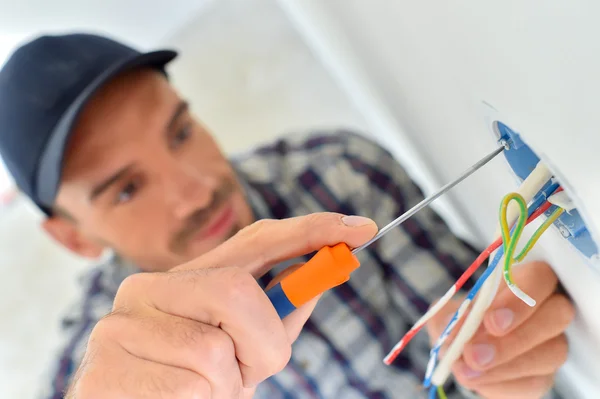 Elektriker mit freiliegender Verkabelung — Stockfoto