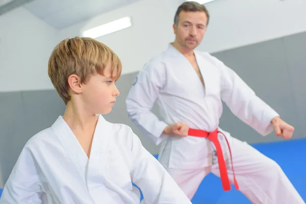 Kleine jongen in een les karate — Stockfoto
