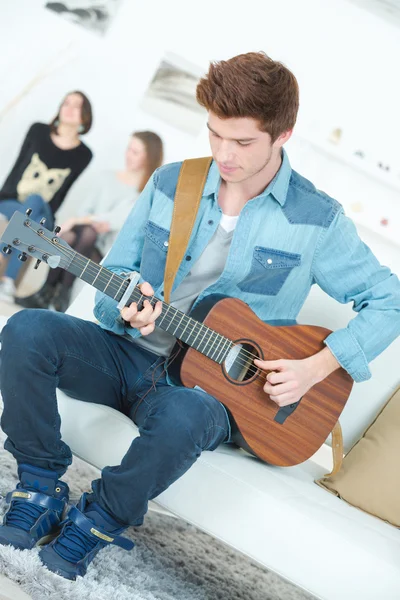 Ragazzo adolescente che suona la chitarra — Foto Stock