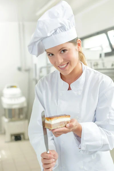 Bäcker veredelt ein rechteckiges Dessert — Stockfoto