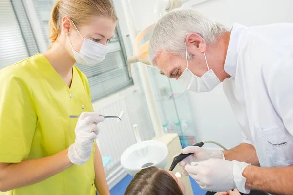 Hasta ile meşgul bir dişçi. — Stok fotoğraf