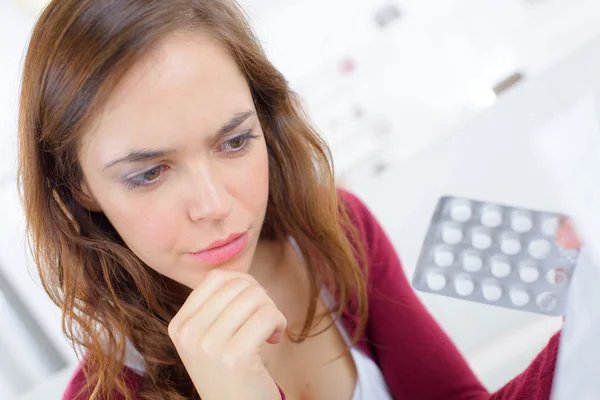 Vrouw die een tablet — Stockfoto