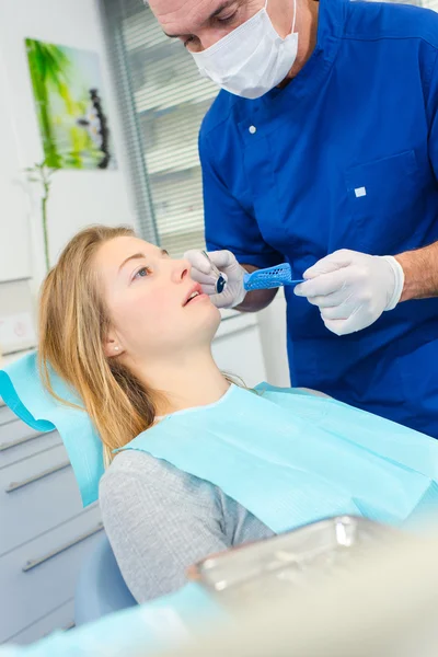 Blonde Frau auf dem Zahnarztstuhl — Stockfoto