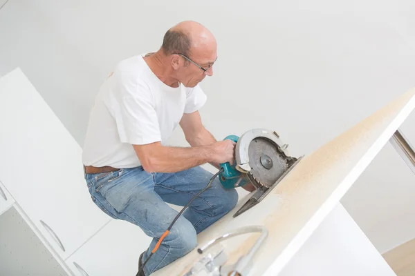 Menuisier à l'aide d'une scie circulaire pour couper le bois sur mesure — Photo