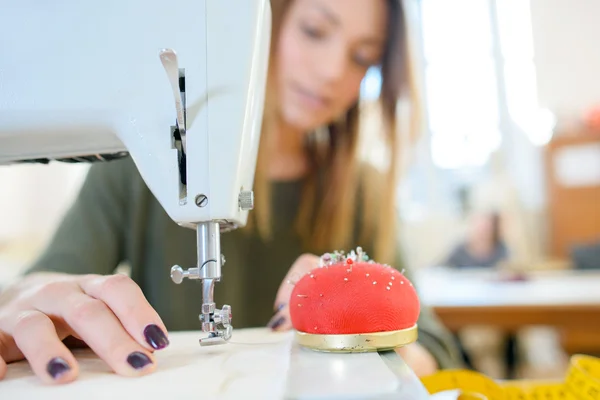 Seamstress no estúdio de design — Fotografia de Stock