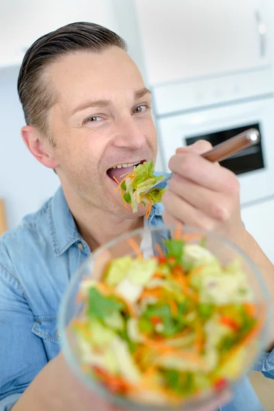 Hombre comiendo una ensalada saludable —  Fotos de Stock