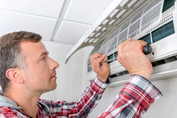 Diese Klimaanlage reparieren — Stockfoto