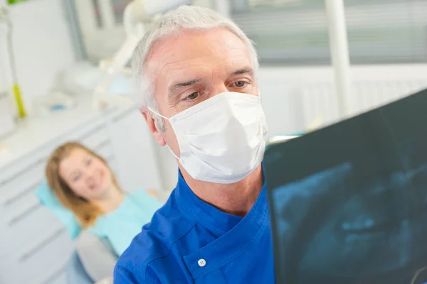 Diş hekimi delme önce x-ray kontrol — Stok fotoğraf