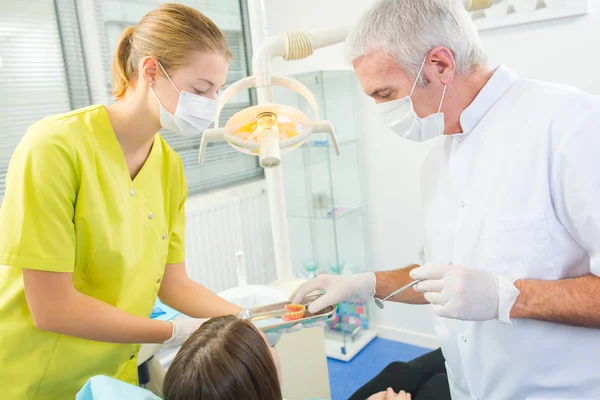 Ocupado dentista com um paciente — Fotografia de Stock