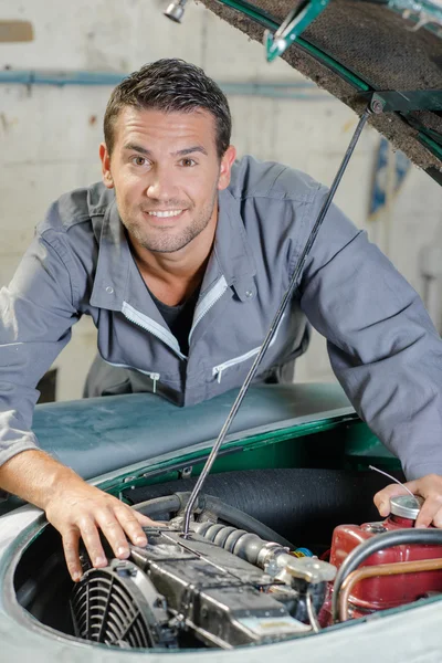 Homem tentando consertar seu carro — Fotografia de Stock
