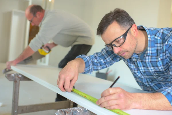 Measuring plank of wood — Stock Photo, Image