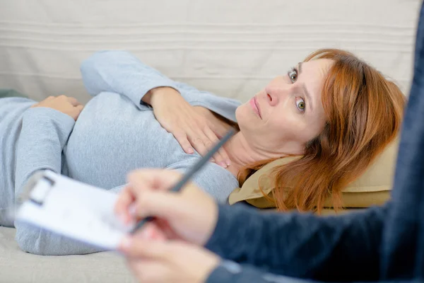 Woman talking to her therapist — Stock Photo, Image