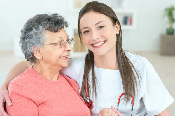 Sich Zeit nehmen, um mit einem älteren Patienten zu sprechen — Stockfoto