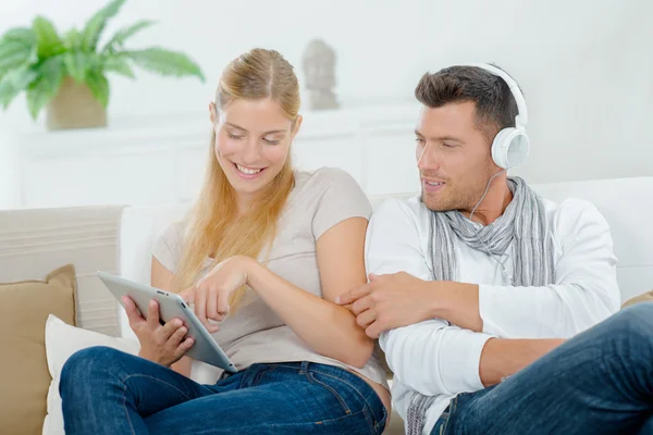 Geeky couple love their gadgets — Stock Photo, Image