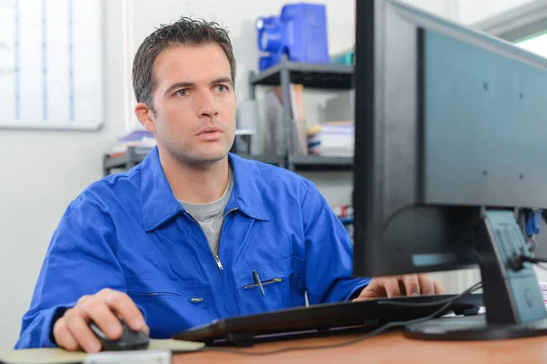 Byggmästare vid sitt skrivbord — Stockfoto