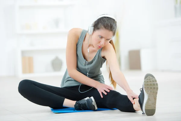 Rotina de exercícios em casa — Fotografia de Stock