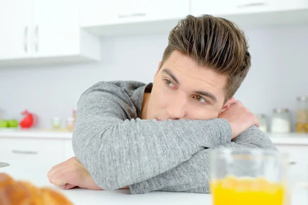 Verveeld man in de keuken — Stockfoto