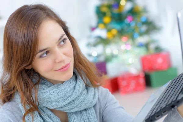 Onun Noel ağacı tarafından bir dizüstü bilgisayar kullanan kadın — Stok fotoğraf