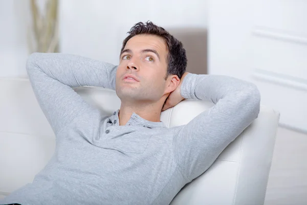 Mann entspannt sich auf seinem Sofa — Stockfoto