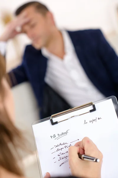 Hombre hablando con su terapeuta — Foto de Stock