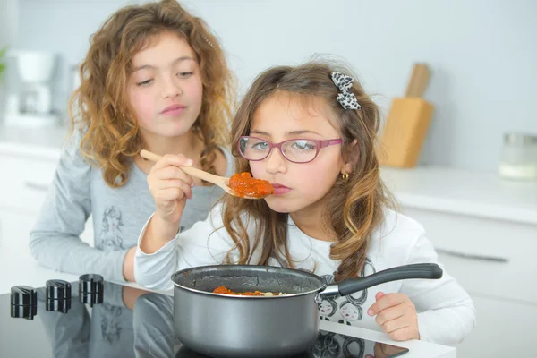Two sisters cooking together — Stock Photo, Image
