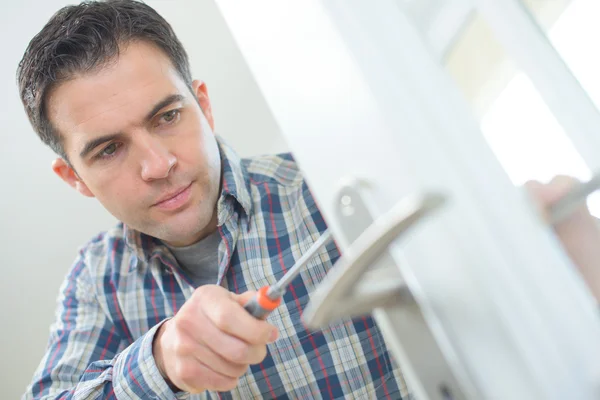 Handwerker beim Einbau einer neuen Tür — Stockfoto