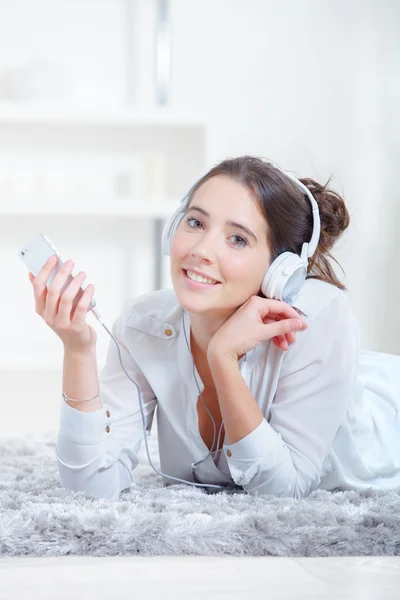 Tiener met telefoon en hoofdtelefoon — Stockfoto