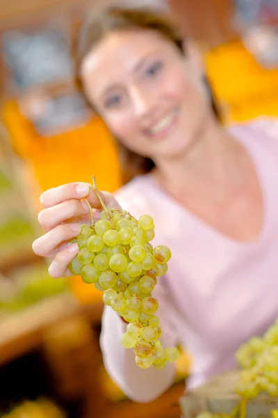 Woman with a bunch of grapes — Stock Photo, Image