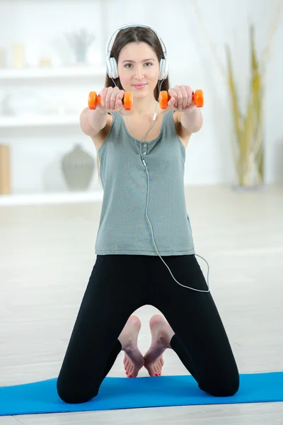 Mujer haciendo ejercicio en casa — Foto de Stock