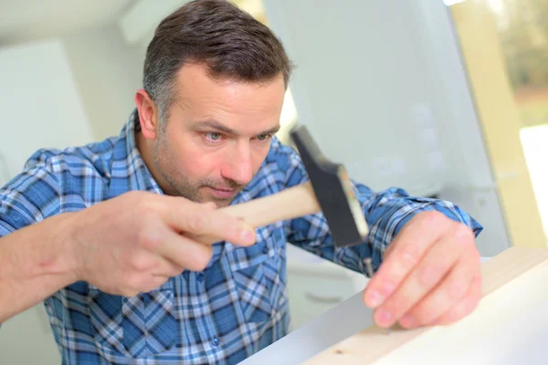 Carpenter using a hammer — Stock Photo, Image