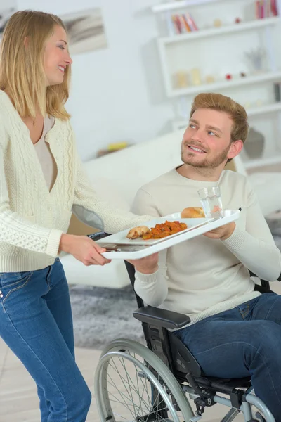 Portando il suo pranzo fidanzato disabili — Foto Stock