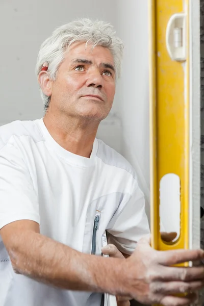 Using a spirit level — Stock Photo, Image