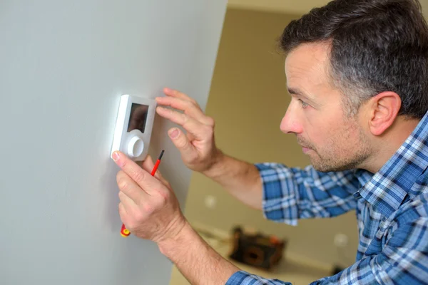 Fitting a thermostat — Stock Photo, Image