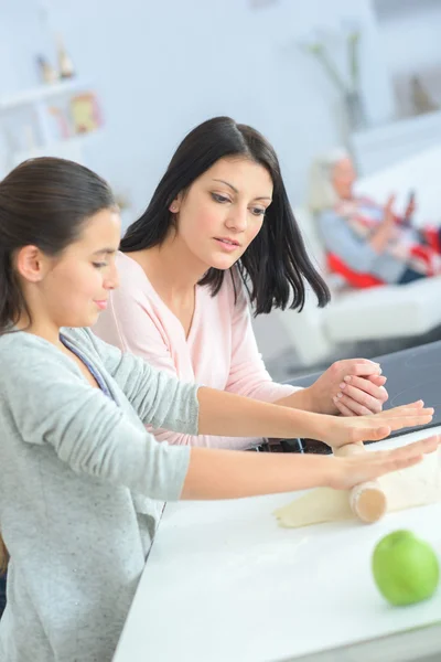 Mutter und Tochter backen — Stockfoto