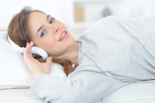 音楽に耳を傾ける女性 — ストック写真