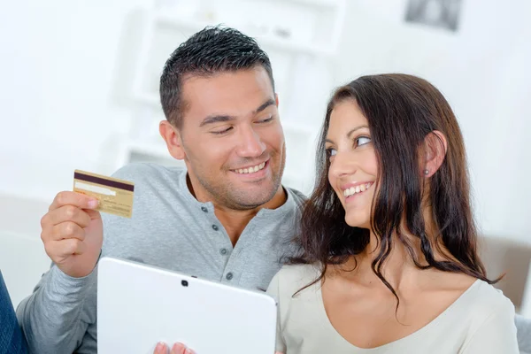 Couple making an on-line purchase — Stock Photo, Image