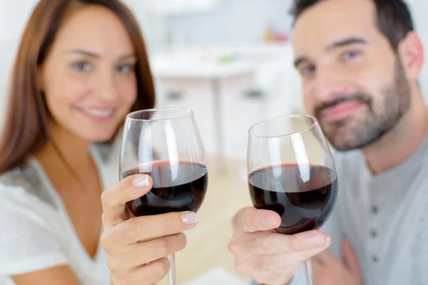 집에서 와인 한 잔을 즐기는 커플 — 스톡 사진