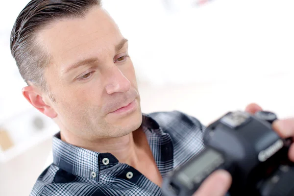 Man holding camera — Stock Photo, Image