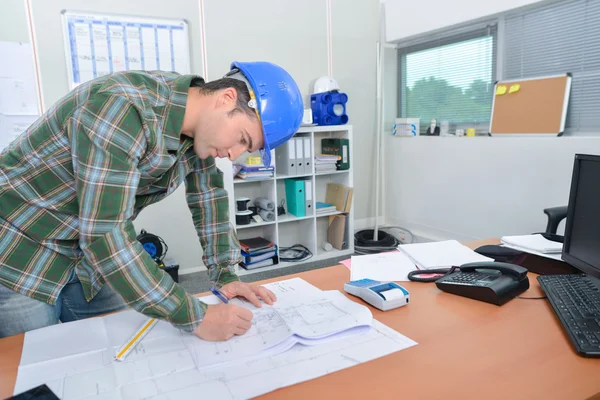 Architect achter zijn Bureau — Stockfoto