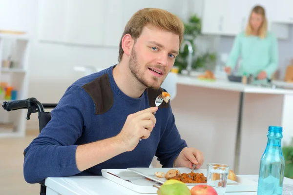 Funktionshindrade människan med sin lunch — Stockfoto