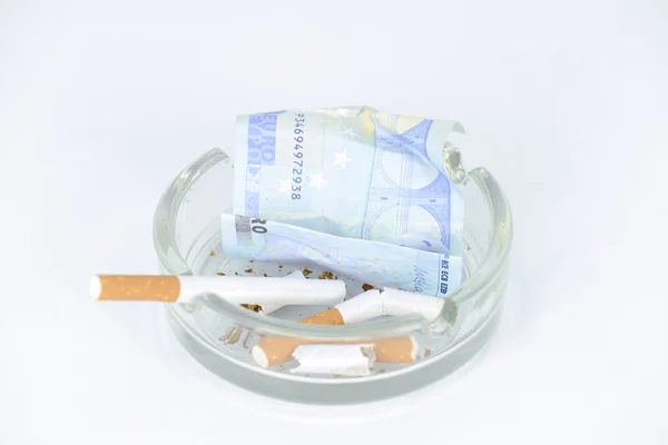 Sigara pahalı bir alışkanlık. — Stok fotoğraf