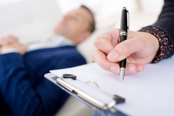 Hombre hablando con su terapeuta — Foto de Stock