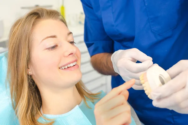 Mujer rubia en una silla de dentista —  Fotos de Stock