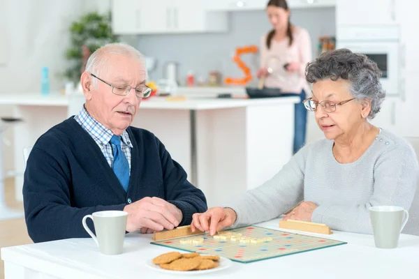 Couple âgé jouant à un jeu de société — Photo